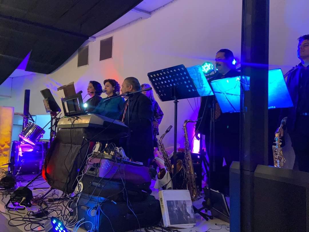 Integrantes de Expresión Latina durante una presentación musical